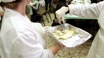 Pistoia, pezzo di un macchinario nel piatto di un alunno: multata l'azienda che rifornisce la mensa scolastica