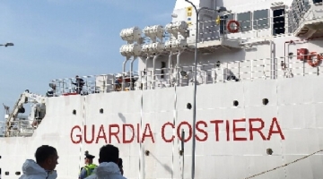 Lampedusa, naufraga barchino di migranti: un morto