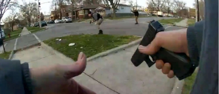 Chicago, video shock: la polizia uccide un 26enne afroamericano con 96 colpi in 42 secondi