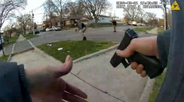 Chicago, video shock: la polizia uccide un 26enne afroamericano con 96 colpi in 42 secondi