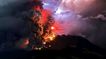 Indonesia, vulcano Ruang in eruzione: allerta tsunami