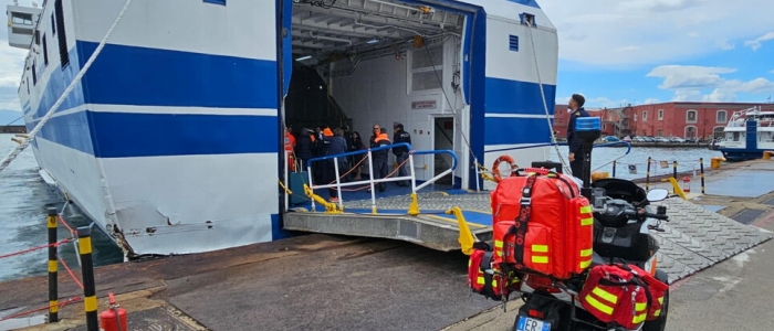 Napoli, nave finisce contro banchina del porto: oltre 40 feriti