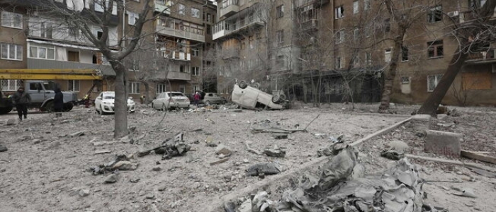 Ucraina, missili russi su Dnipro: morti e feriti | Kiev: "Abbattuto bombardiere russo" (ma Mosca nega) | Blinken: "Non abbandoneremo mai Kiev"