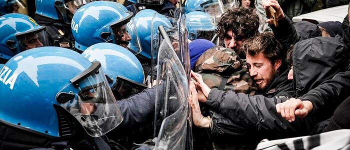 Manifestanti pro Palestina irrompono al convegno di Torino | Al corteo tafferugli studenti-polizia, feriti