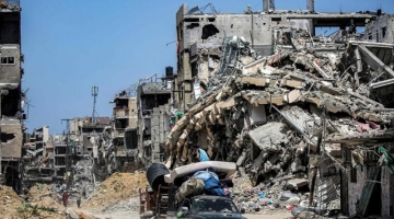 Guerra Israele-Hamas, tendopoli in costruzione a Khan Younis nella Striscia di Gaza: forse per offensiva a Rafah