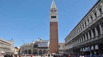 Venezia, pezzi di cemento armato cadono dal campanile di San Marco
