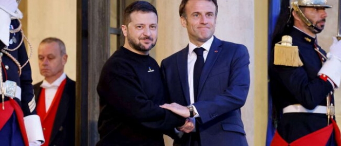 Macron: "Truppe se i russi sfondano il fronte" | Il Cremlino lo insulta: "È il ciclo settimanale" | Salvini: "Mai soldati italiani"