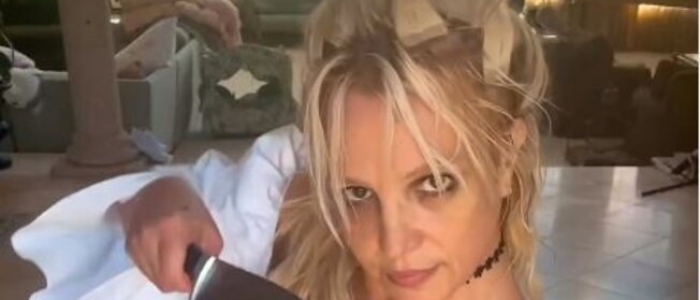 Britney Spears in piena crisi, scortata dai medici seminuda fuori da un hotel: "Mia madre mi ha incastrata"