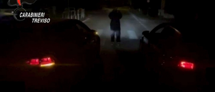 Treviso, folle gara tra automobili: scoperti dai carabinieri sui social