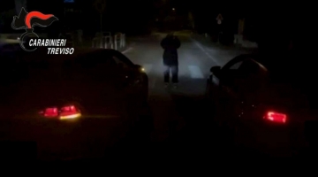 Treviso, folle gara tra automobili: scoperti dai carabinieri sui social