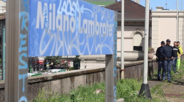 Milano, poliziotto accoltellato a Lambrate: è grave ma stabile | Sala: "Il governo non ha fatto il suo dovere"