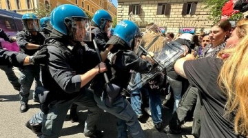 Roma, scontri tra studenti e polizia: due agenti feriti, una ragazza colpita alla testa