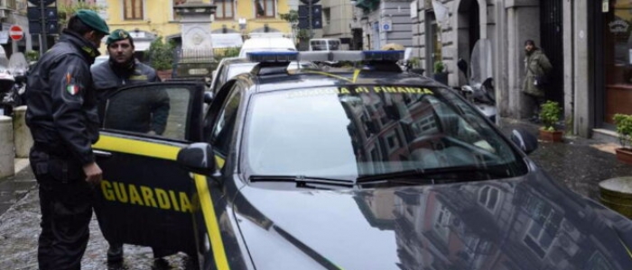 Napoli, camorra e riciclaggio: sequestrata una nota pizzeria, 5 arresti tra cui un poliziotto