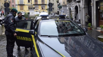 Napoli, camorra e riciclaggio: sequestrata una nota pizzeria, 5 arresti tra cui un poliziotto