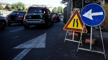 Venezia, a 10 anni spostano per gioco i cartelli stradali del cantiere: traffico in tilt