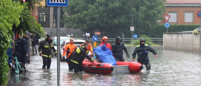 Milano, pioggia intensa: il Lambro esonda in alcuni punti | Piena la vasca di laminazione del Seveso | Situazione critica a Monza: evacuate scuole e asili