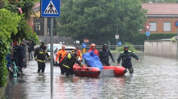 Milano, pioggia intensa: il Lambro esonda in alcuni punti | Piena la vasca di laminazione del Seveso | Situazione critica a Monza: evacuate scuole e asili