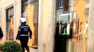 Roma, Ultima Generazione imbratta i negozi di lusso in via Condotti