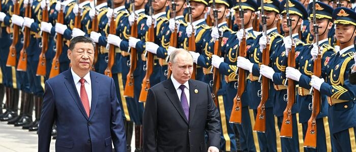 Putin a Pechino in visita di Stato, stretta di mano con Xi Jinping: "Le relazioni Russia-Cina stabilizzano il mondo"