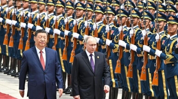 Putin a Pechino in visita di Stato, stretta di mano con Xi Jinping: "Le relazioni Russia-Cina stabilizzano il mondo"