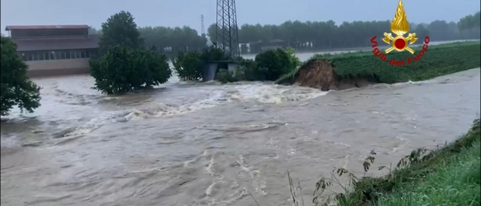 Maltempo, in Veneto il fiume Muson rompe gli argini: allagamenti e case isolate | Trovato il corpo di un disperso a Cantù