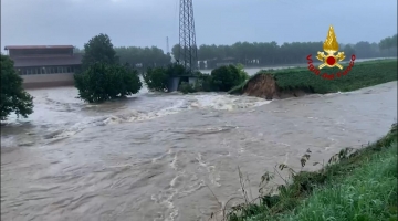 Maltempo, in Veneto il fiume Muson rompe gli argini: allagamenti e case isolate | Trovato il corpo di un disperso a Cantù