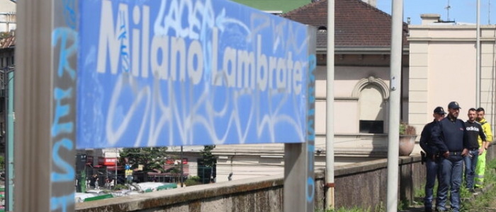 Milano, papà punta pistola contro i clochard della stazione di Lambrate: "Andate via, avete molestato mia figlia"