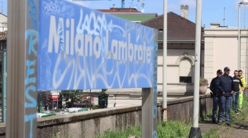 Milano, papà punta pistola contro i clochard della stazione di Lambrate: "Andate via, avete molestato mia figlia"