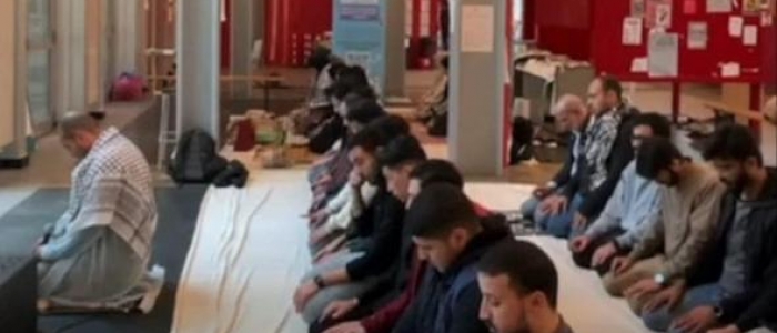 Torino, la preghiera anti-Israele dell'imam all'ateneo occupato diventa un caso politico | Diffida del questore: annullata l'iniziativa