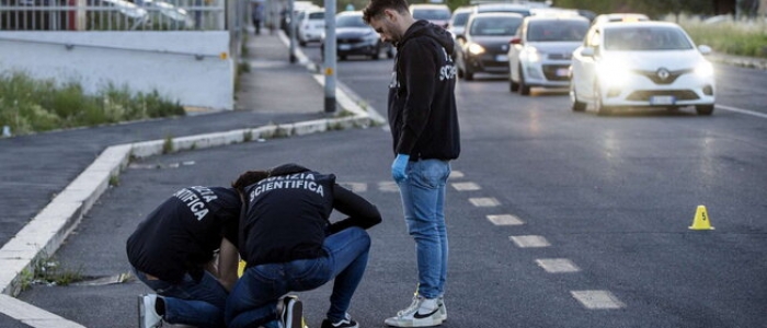 Roma, colpita da proiettile in auto: morta la donna