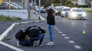 Roma, colpita da proiettile in auto: morta la donna