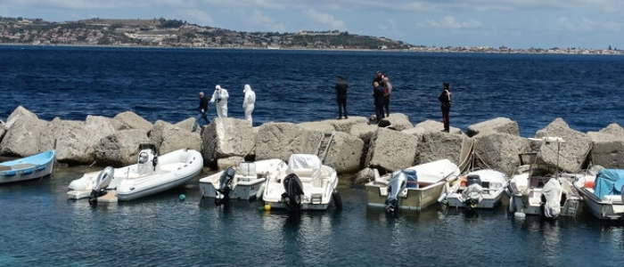 Neonato trovato morto tra gli scogli a Villa San Giovanni (Reggio Calabria), rintracciata la madre: è una 13enne