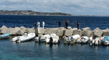 Neonato trovato morto tra gli scogli a Villa San Giovanni (Reggio Calabria), rintracciata la madre: è una 13enne