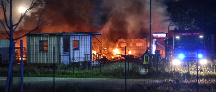 Maxi incendio a Rozzano (Milano), a fuoco un deposito di camper