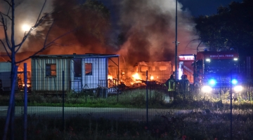 Maxi incendio a Rozzano (Milano), a fuoco un deposito di camper