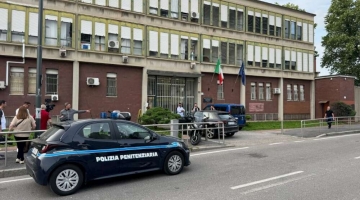 Milano, rivolta al carcere Beccaria: detenuti barricati per diversi minuti, poi la protesta rientra