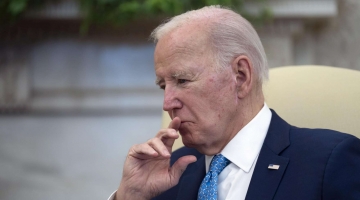 Usa, un giornalista gli parla dell'età e Biden perde le staffe: "Hai battuto la testa?"