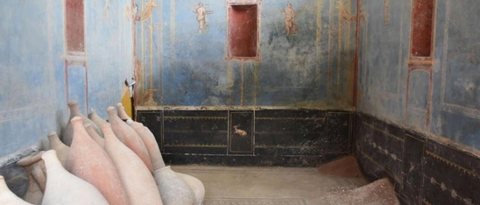 Pompei, dagli scavi rinasce un "sacrario blu": contiene brocche in bronzo e anfore