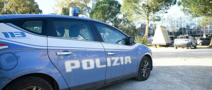 Roma, scopre la figlia a letto con lo zio e lo lancia dal balcone: uomo fermato