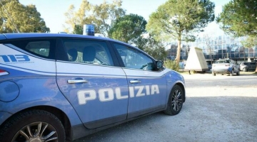 Roma, scopre la figlia a letto con lo zio e lo lancia dal balcone: uomo fermato