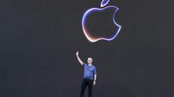 Tim Cook lancia l'Apple Intelligence: "Il prossimo grande passo" | Ma Musk non ci sta