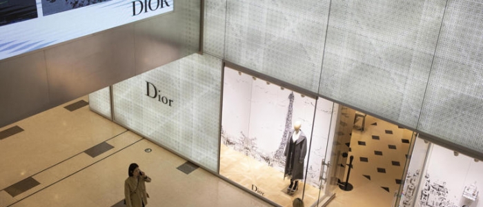 Caporalato nell'alta moda, disposta l'amministrazione giudiziaria per Manufactures Dior