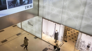 Caporalato nell'alta moda, disposta l'amministrazione giudiziaria per Manufactures Dior