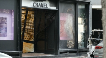 Parigi, svaligiata la boutique Chanel sugli Champs-Elysées: bottino tra i 6 e i 10 milioni