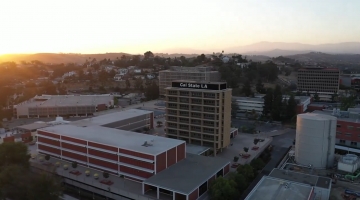 Los Angeles, un edificio della California State University occupato da un gruppo di manifestanti pro Palestina