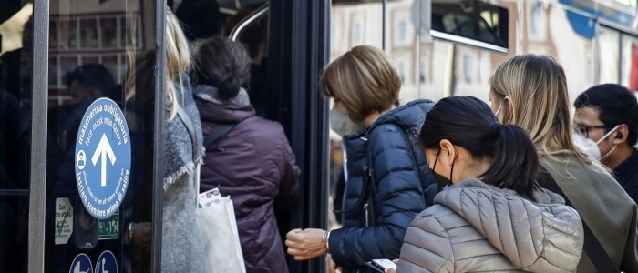 Bergamo, il portellone si chiude: giovane fa il viaggio nel portabagagli del pullman