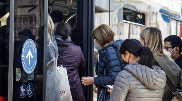 Bergamo, il portellone si chiude: giovane fa il viaggio nel portabagagli del pullman