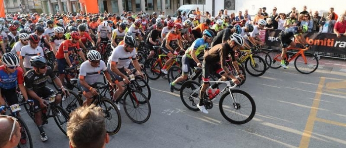 Belluno, in ritardo per la messa non si ferma all'alt e travolge tre ciclisti durante una gara