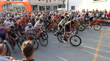 Belluno, in ritardo per la messa non si ferma all'alt e travolge tre ciclisti durante una gara