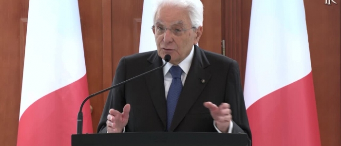 Mattarella: "In Italia tempesta di fake news ostili" | "Disinformazione russa insistente, va affrontata in sede Ue e Nato"